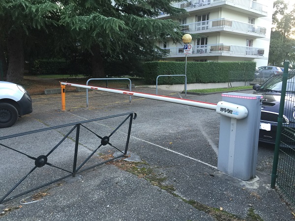 Barrière automatique à l'entrée d'une copropriété