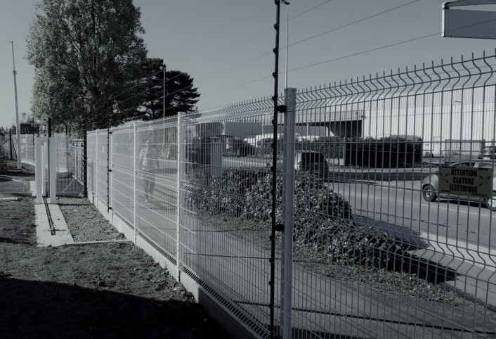Clôture électrique de sécurité sur clôture existante