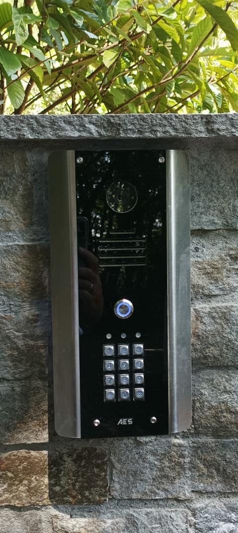 Interphone vidéo radio à l'entrée d'une maison individuelle