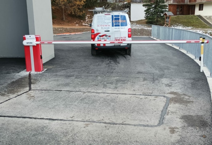 Boucle au sol dans goudron pour barrière