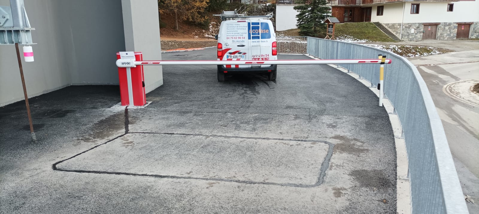 Boucle au sol dans goudron pour barrière